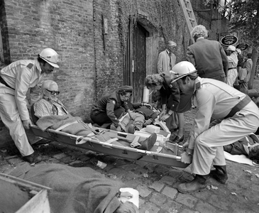 880078 Afbeelding van een rampenoefening door het Rode Kruis op een werf langs de Oudegracht tussen de Jansbrug en de ...